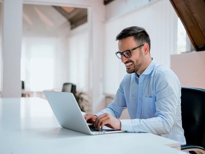 homem trabalhando com seu notebook simbolizando escala de trabalho 24x48