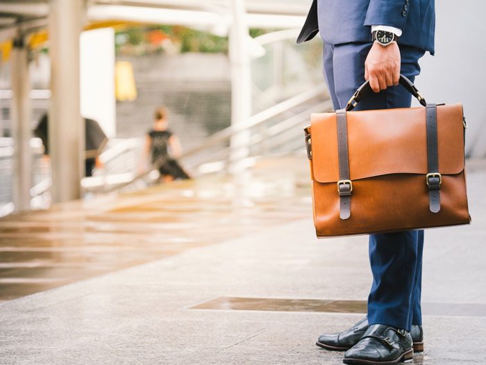 homem segurando uma maleta indo trabalhar simbolizando escala de trabalho 6x1