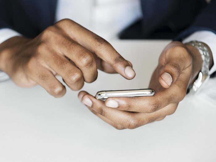 homem segurando um celular simbolizando ponto eletrônico