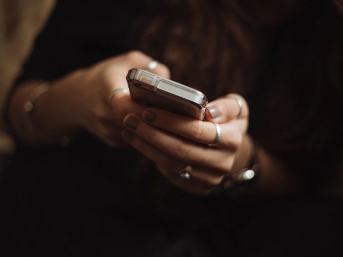 pessoa segurando um celular simbolizando ponto eletrônico homologado