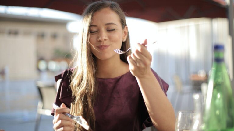 Imagem de uma mulher fazendo a sua hora do almoço no trabalho, representando nosso post sobre intervalo intrajornada