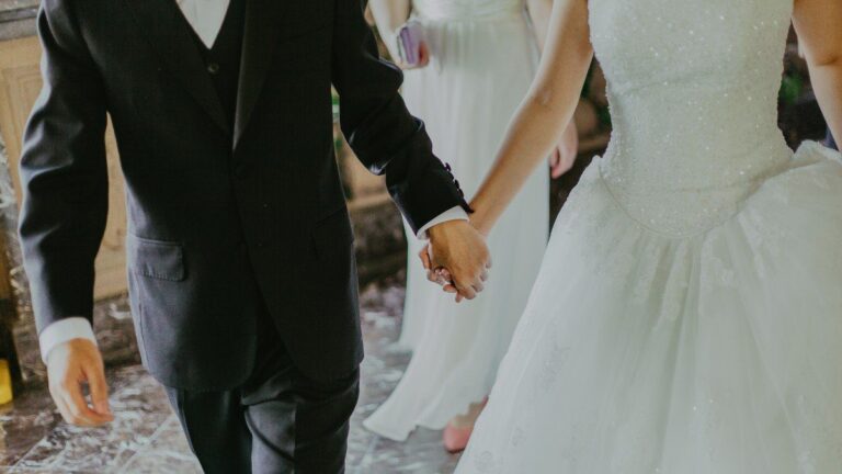 Imagem de um homem e uma mulher se casando, usamos a fotografia para ilustrar nosso conteúdo que fala sobre a Licença Casamento