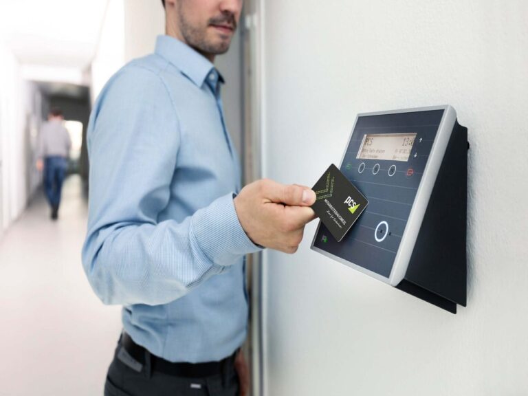 Imagem de um homem realizando o cadastro de ponto de trabalho