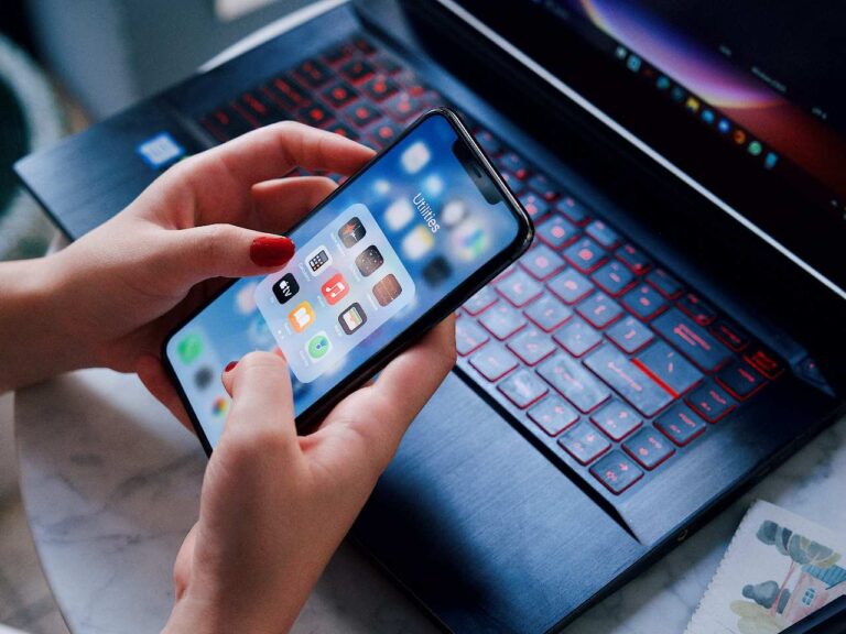 Imagem de um celular para ilustrar um artigo sobre como implementar um sistema de controle de ponto de forma eficiente