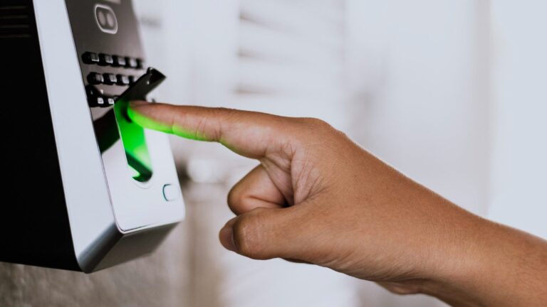 Pessoa fazendo o registro de ponto em aparelho