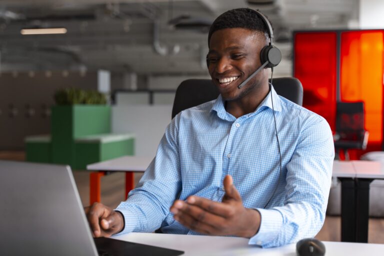 Atendente de telemarketing em escritório