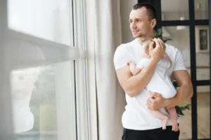 Licença-paternidade tem quanto tempo de duração? Veja a lei