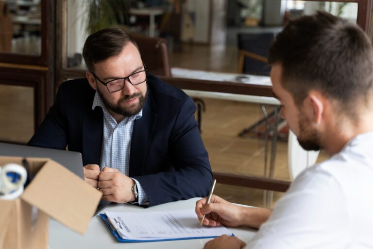 Dois homens conversando em um escritório