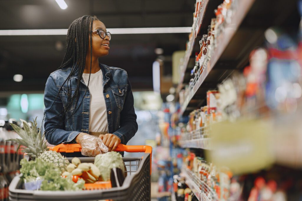 Mulher fazendo compras no supermercado