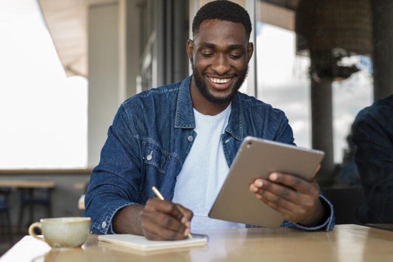 Homem com tablet na mão