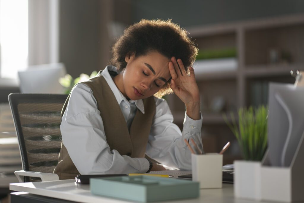 Mulher estressada no trabalho