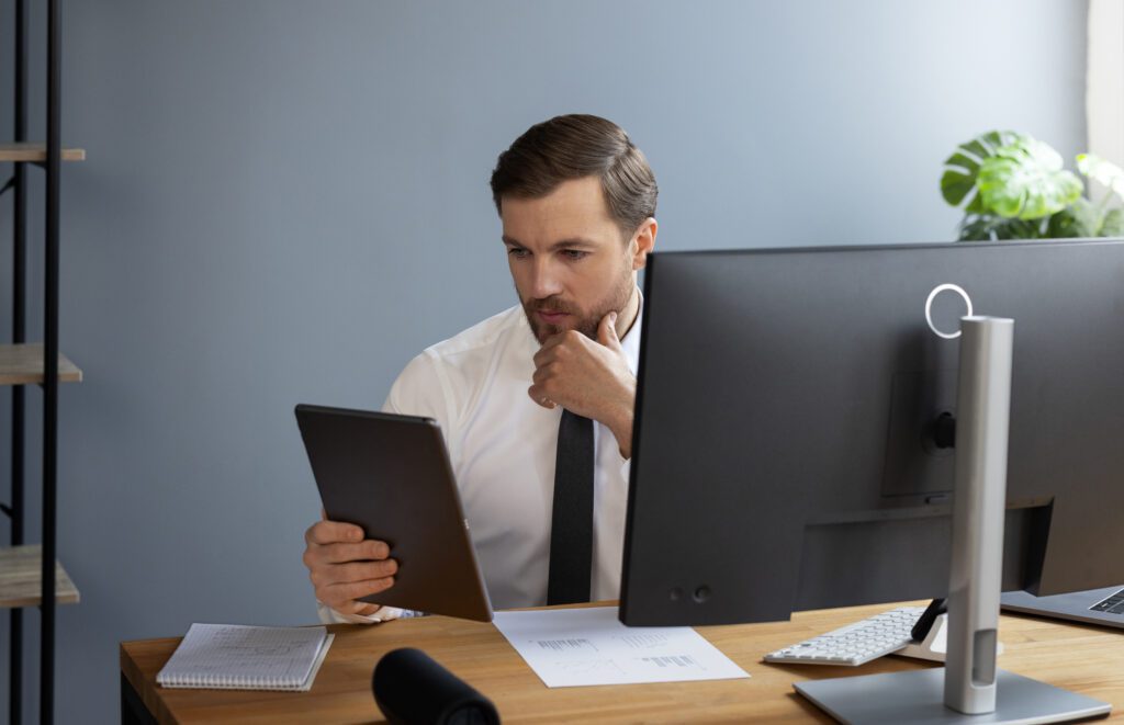 Homem olhando para um tablet