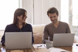 Familiares que trabalham na mesma empresa podem tirar férias no mesmo período? Entenda