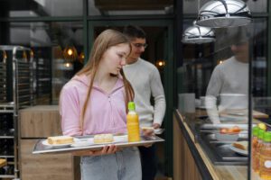 Empresa é obrigada a dar alimentação no local de trabalho? Veja o que diz a lei