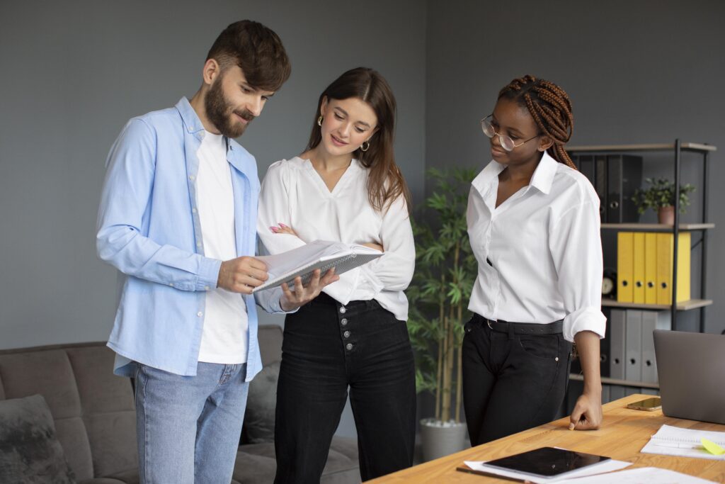 Pessoas conversando no trabalho