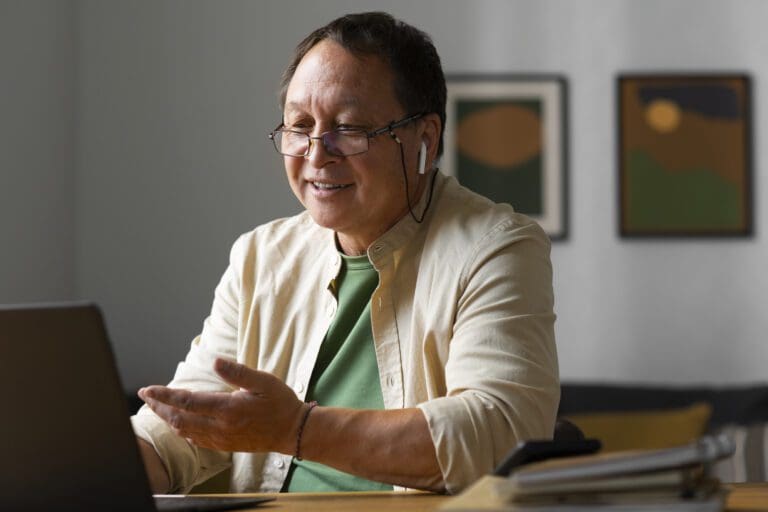 Homem trabalhando no laptop