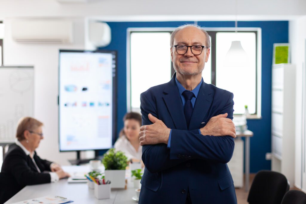 Homem em uma sala de conferências