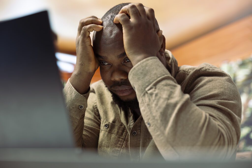 homem estressado na frente de um computador