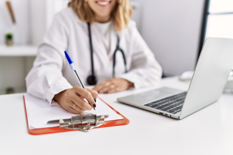 Entenda como funciona o exame médica de admissão ao trabalho (Foto: freepik/krakenimages.com)