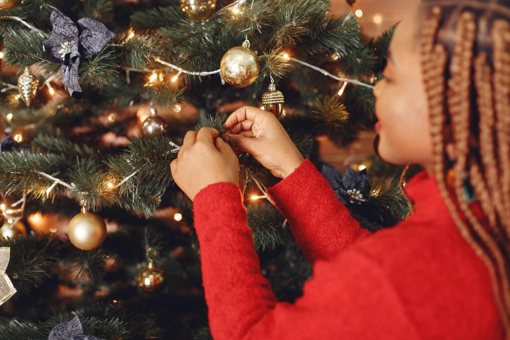 Mulher decorando árvore de natal