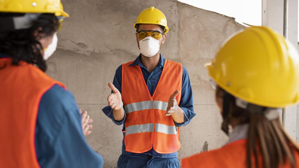 Homem dando instruções em um canteiro de obras