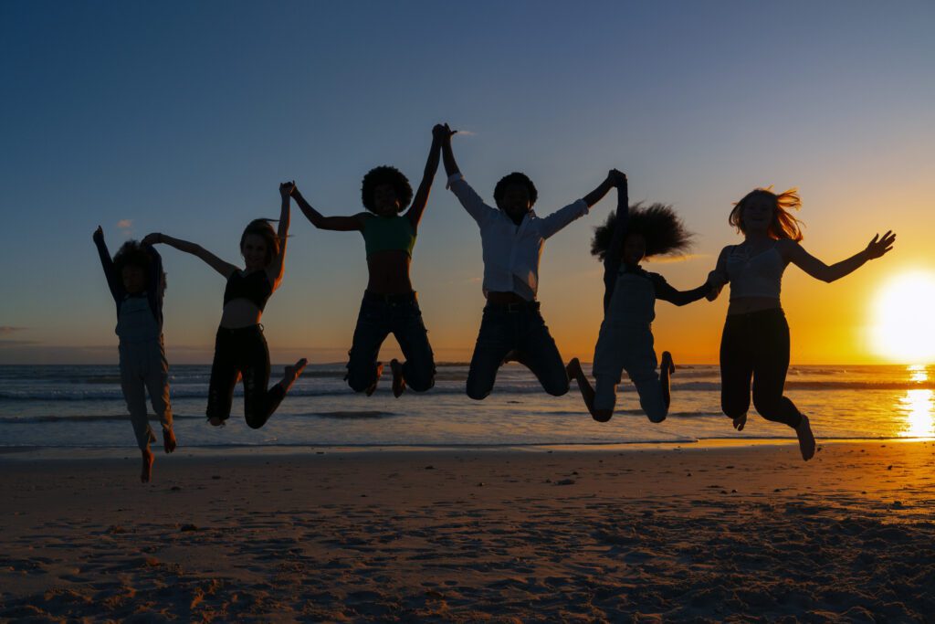 Pessoas pulando na praia