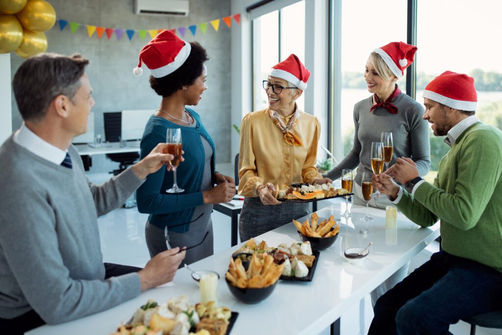 
123 / 5.000
Mulher de negócios madura e feliz servindo comida e conversando com seus colegas de trabalho enquanto comemora a festa de Ano Novo no escritório.