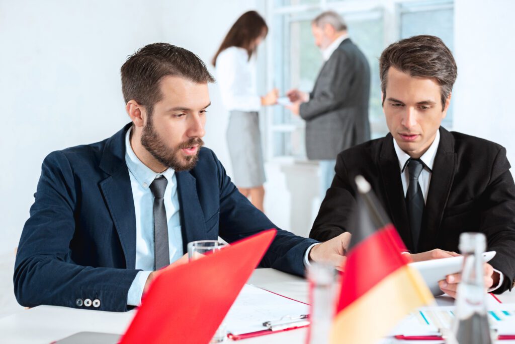 Os empresários trabalhando juntos na mesa.
