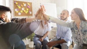 Pessoas com mãos juntas