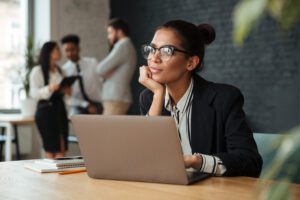 Jovem pensativa no ambiente de trabalho