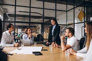 Grupo de pessoas reunidas em uma empresa