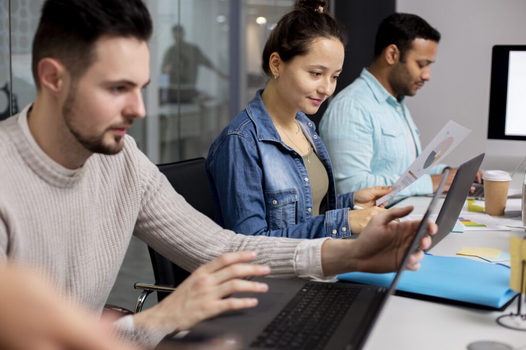 Grupo de pessoas usando computador