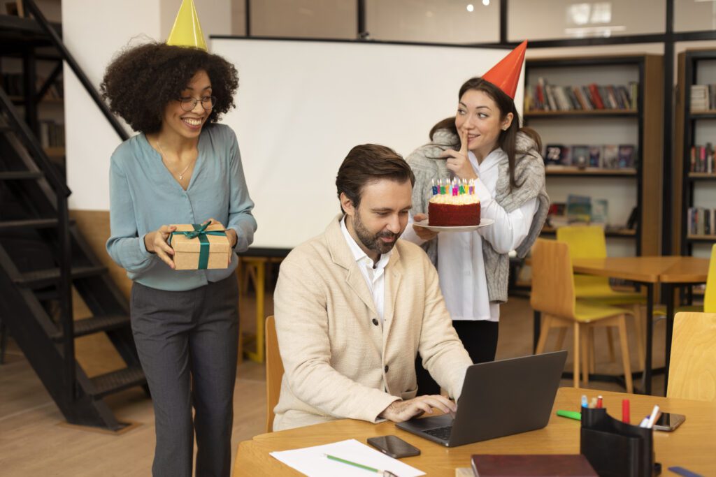 Grupo de pessoas celebrando aniversário de colega na empresa