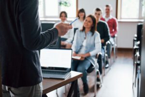 Grupo de estudantes em uma aula