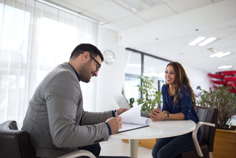 Recrutador analisando currículo de uma candidata