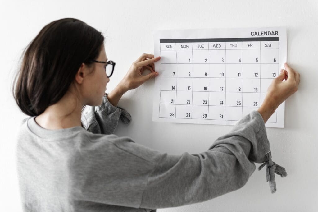 Mulher segurando calendário