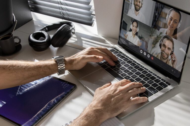 Homem em reunião virtual usando um notebook