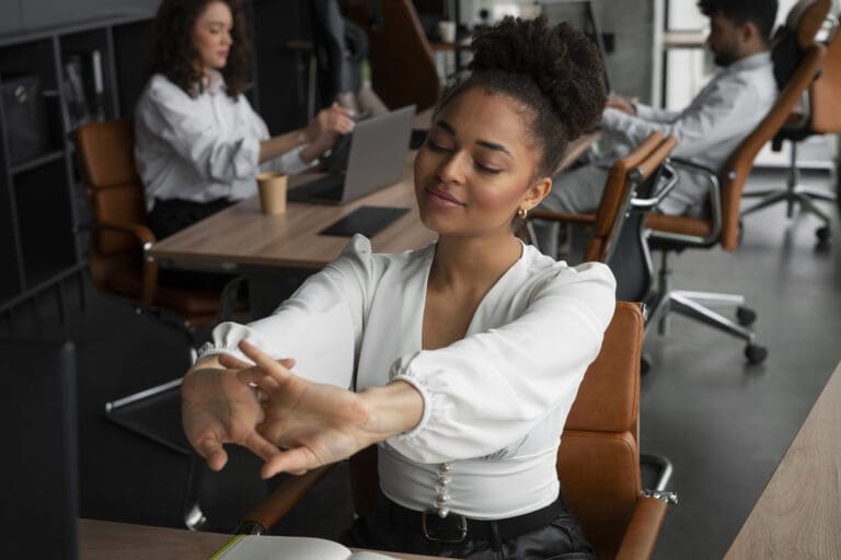 Mulher negra esticando os braços no trabalho