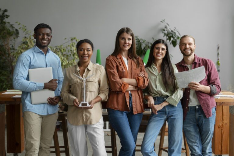 Pessoas diversas no ambiente de trabalho