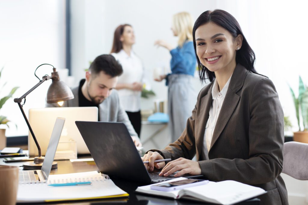 Mulher usando o laptop em escritório
