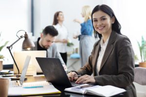 Mulher usando o laptop em escritório